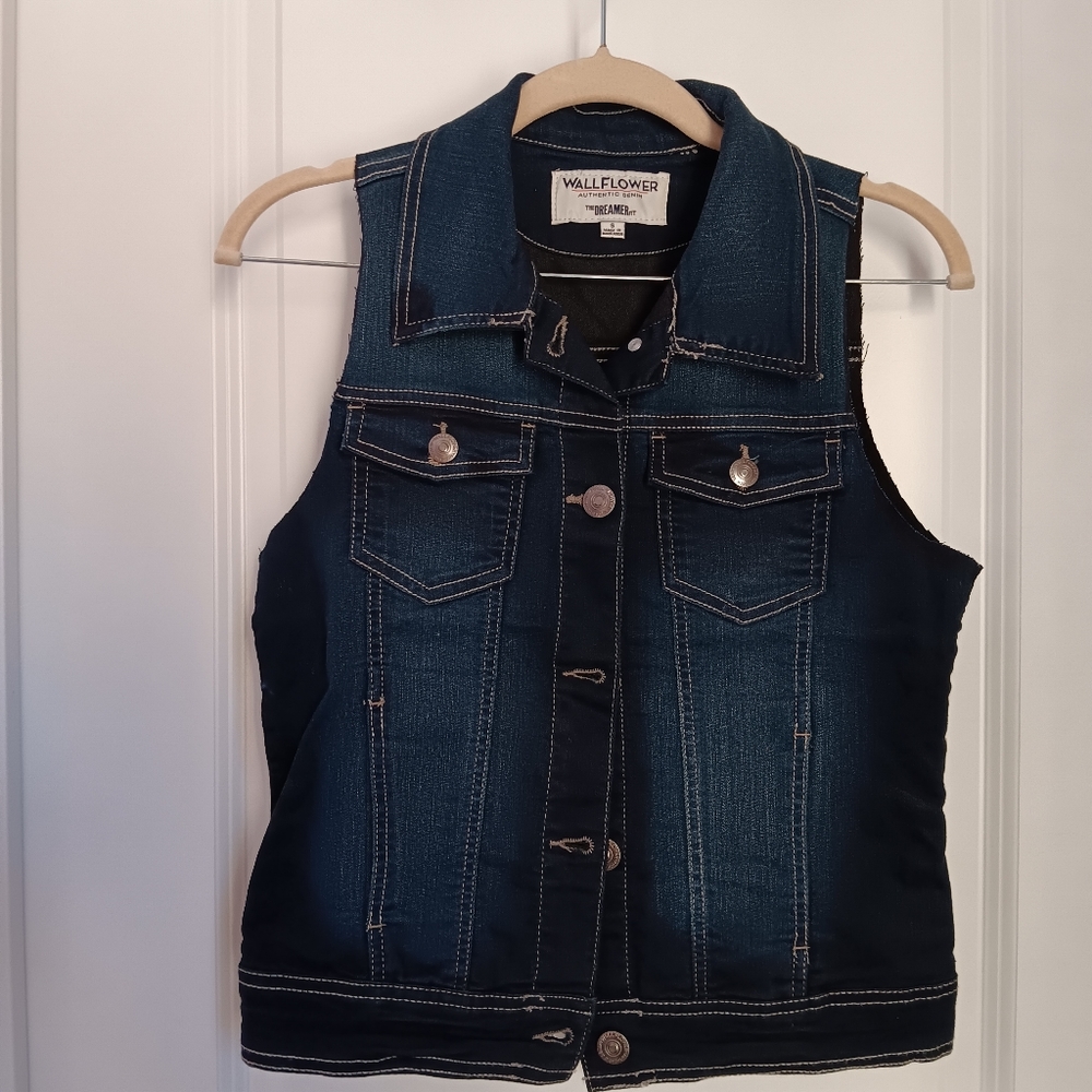 Denim Vest = Stretch Size Small‎